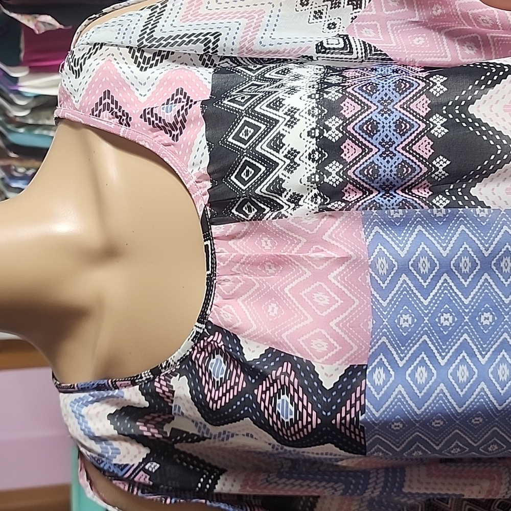 Sarah, Michelle size large Women's Multicolor Patterned Top - Picture 4 of 7